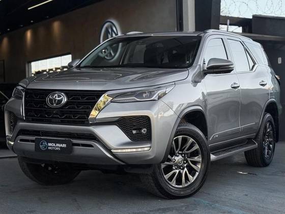 TOYOTA HILUX SW4 2.8 D-4D TURBO DIESEL SRX 7L 4X4 AUTOMÁTICO